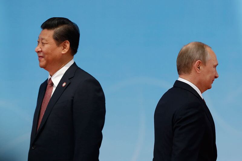 2014年5月21日,俄罗斯总统普京在上海亚信会议开幕式前与中国领导人习近平握手后离开。(美联社资料图片)